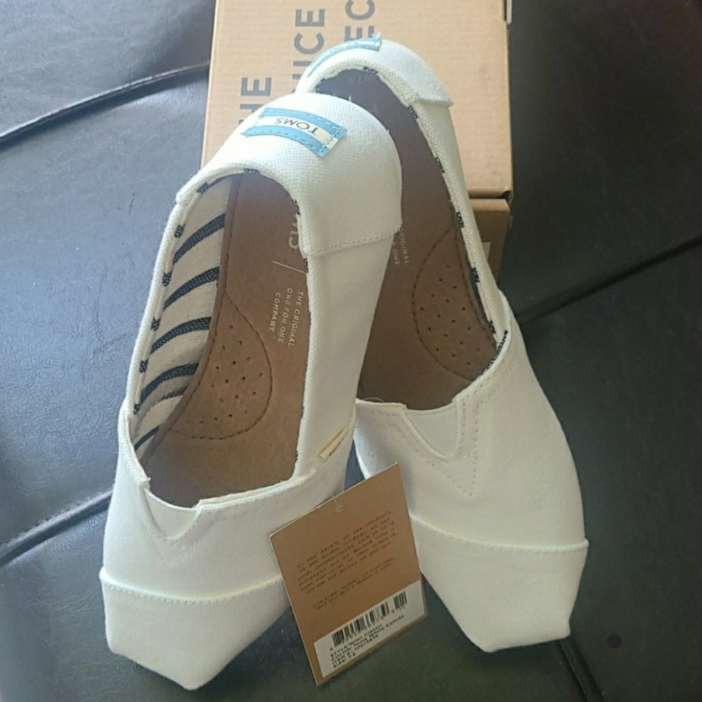 NIB TOMS Classic Canvas Slip-On Shoes